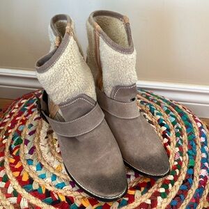 Kelsi Dagger Gray Suede Leather Shearling Ankle Boots